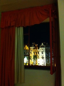 Nächtlicher Blick aus dem Fenster des Hotels